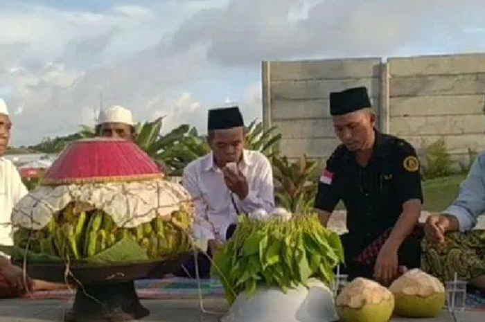 Warga lokal menggelar ritual bejambek di bawah patung Jokowi di sirkuit Mandalika, guna berdoa agar pembalap MotoGP diberikan keselamatan.