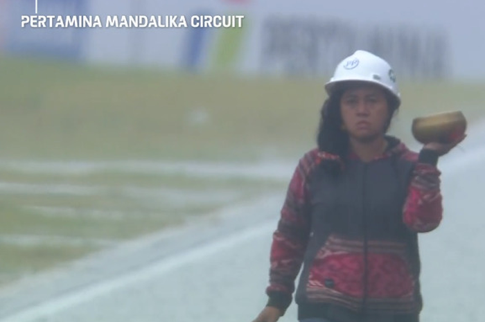Balapan MotoGP Indonesia 2022 ditunda karena hujan, ini dia sosok Rara Isti Wulandari, pawang hujan sirkuit Mandalika.