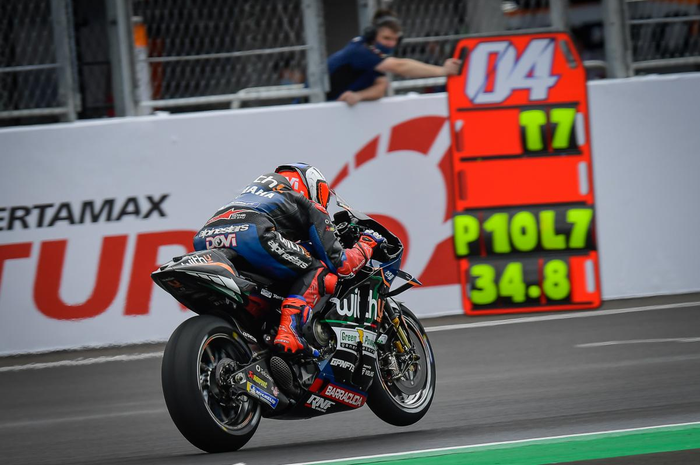 Pembalap tim WithU RNF Yamaha, Andrea Dovizioso bongkar masalah motor Yamaha YZR-M1 yang mogok di balapan MotoGP Indonesia 2022.