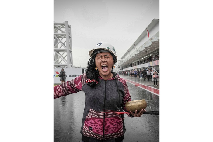 Aksi Rara Istiani Wulandari, pawang hujan di MotoGP Mandalika 2022 lansung jadi sorotan media asing.