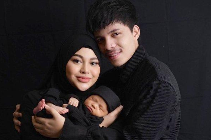 Aurel Hermansyah bersama Atta Halilintar dan Ameena Hanna Nur Atta, putri kecil mereka 