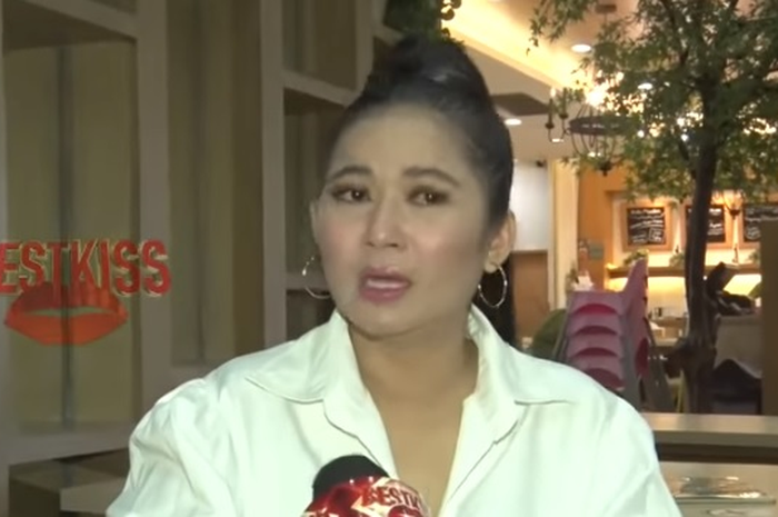 Tangis Tiara Marleen usai dilaporkan ke polisi oleh Faisal. 