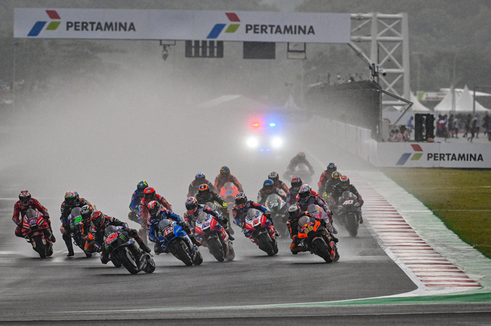 Ajang balap MotoGP Indonesia 2022 dievaluasi, tahun depan enggak digelar saat musim hujan seperti saat ini.