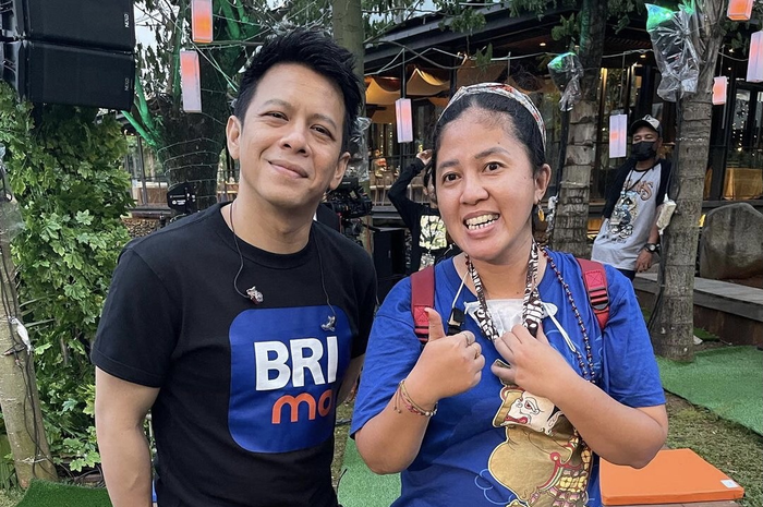 Rara pawang hujan Mandalika ternyata pernah melindungi Arial NOAH. Anaknya menangis tersedu gegara tak tahan terus dihujat.