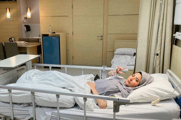 Ayu Aulia lapor polisi usai dituding rekayasa percobaan bunuh diri. Begini nasibnya sekarang. Foto sang artis di kamar operasi banjir komentar.