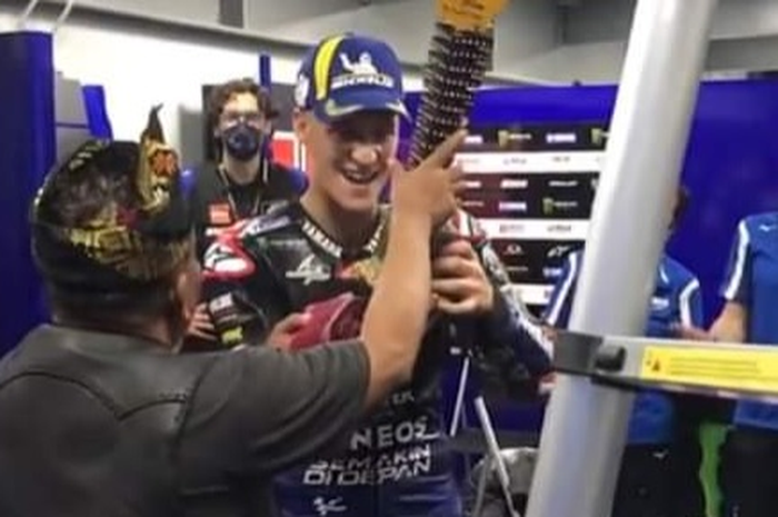 Fabio Quartararo mendapat piala spesial dari adat Sasak