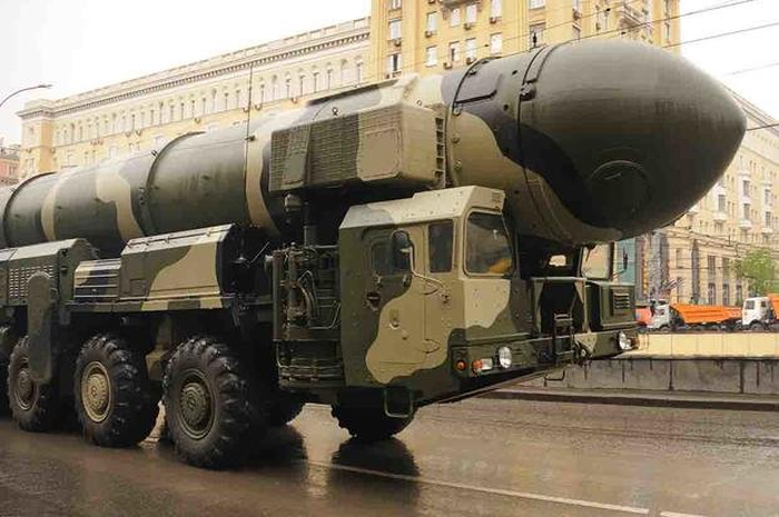 Bom Nuklir RT-2PM ICBM yang diangkut menggunakan truk militer