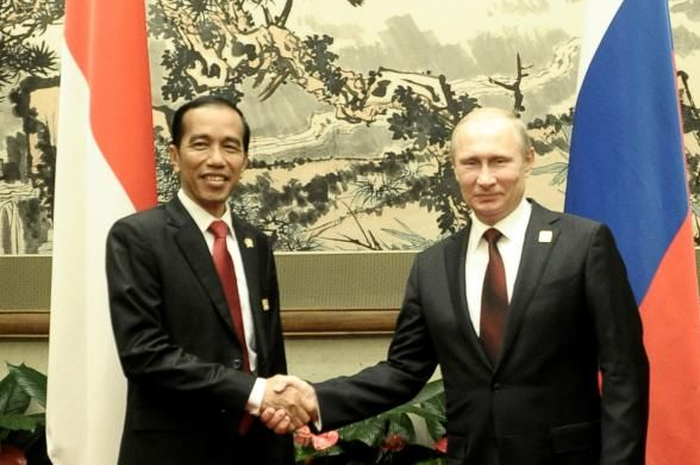 Presiden Joko Widodo (Kiri) dan Presiden Rusia Vladimir Putin (Kanan) di KTT APEC, Beijing