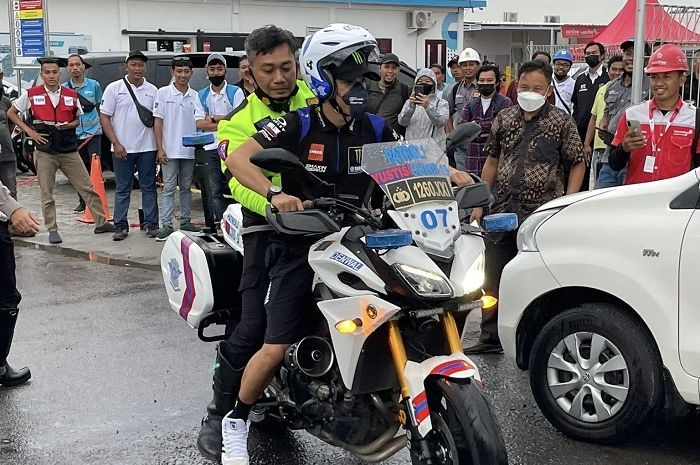 Momen saat pembalap MotoGP dan juga murid Valentino Rossi, Franco Morbidelli bonceng polisi pakai motor.