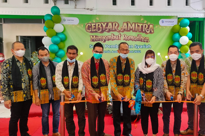 Seremoni pemotongan pita yang dilakukan oleh jajaran direksi dan management AMITRA beserta beberapa tokoh Aceh dalam peresmian pameran &ldquo;Gebyar AMITRA Menyambut Ramadhan&rdquo; yang diselenggarakan (24-31 Maret 2022).