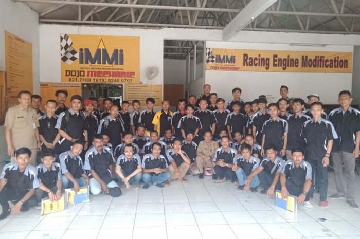 Kursus mekanik motor di Institut Mekanik Motor Indonesia (iMMi) Cileungsi, bayar sekali belajar sampai bisa.
