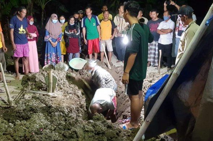 Makam korban saat dibongkar pihak polisi dan tim dari RSUP Kariadi Semarang, Genuk, Kota Semarang, Sabtu (19/3/2022)