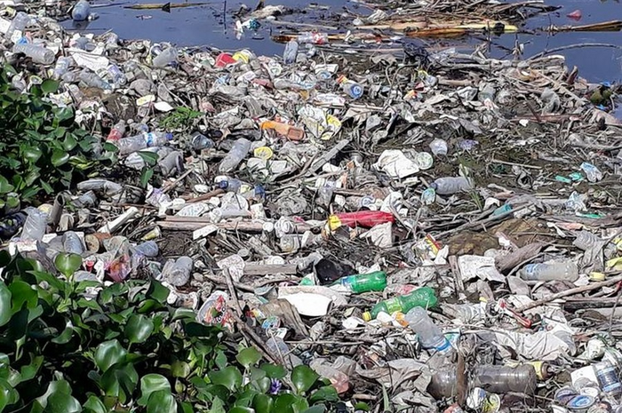ilustrasi sampah plastik di teluk Jakarta