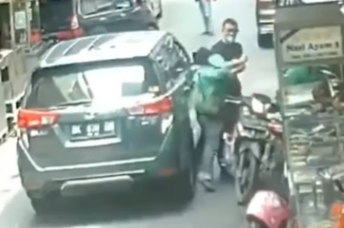 Ojol dan pengemudi mobil adu jotos