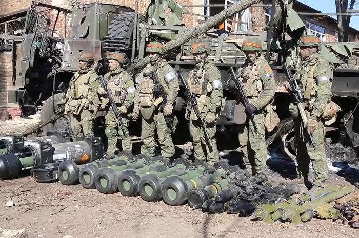 Rusia belum mencapai tujuan ini. Meskipun menderita beberapa kerugian, militer Rusia masih mengambil inisiatif di Ukraina.