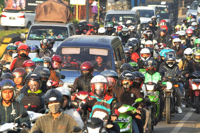 Ilustrasi mudik. Simak cerita seorang pemudik motor yang bisa selap-selip hadapi macet di jalur Tasikmalaya-Bandung.
