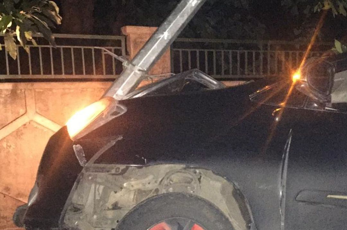 Rian D'Masiv mengalami kecelakaan bersama rekan satu bandnya. Ternyata penyebab kecelakaan bermula dari masalah sepele ini. 