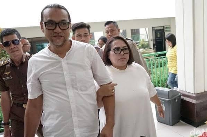 Nunung yang sempat tersandung narkoba dikabarkan meninggal dunia lewat foto kecelakaan. Dia rela bayar demi hubungan intim.