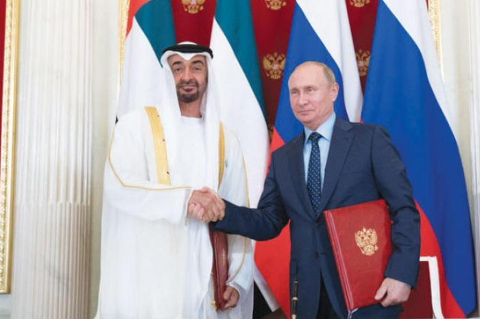 Presiden Rusia Vladimir Putin (kanan) bersalaman dengan Sheikh Mohammed bin Zayed, Putra Mahkota Abu Dhabi