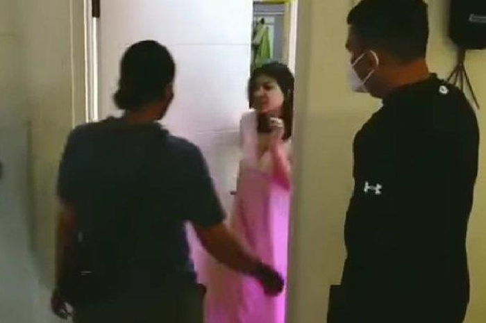 Tangkapan layar video penangkapan Dea OnlyFans oleh kepolisian di wilayah Jawa Timur, belum lama ini. 