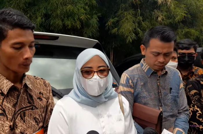 Puput saat diwawancari wartawan pasca menghadiri sidang percerainnya