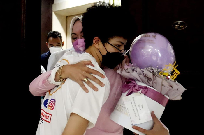 Angelina Sondakh menangis Keanu Massaid masih rikuh di dekatnya. Anak Adjie Massaid itu rindu pada sosok yang dekat dengan sang ayah.