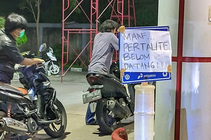 Bahan Bakar Minyak (BBM) jenis Pertalite mulai langka di Bandung, Jawa Barat, petugas SPBU mengungkap fakta mengejutkan.