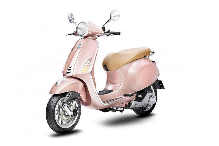 Diam-diam meluncur Vespa Primavera warna feminin, cocok dipakai ladies bikers, harga segini.
