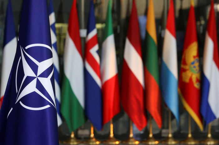 Bendera NATO dan bendera negara anggota NATO