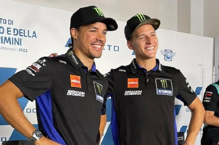 Foto ilustrasi. Fabio Quartararo (kanan) dan Franco Morbidelli (kiri) atraksi jelang MotoGP Argentina 2022.