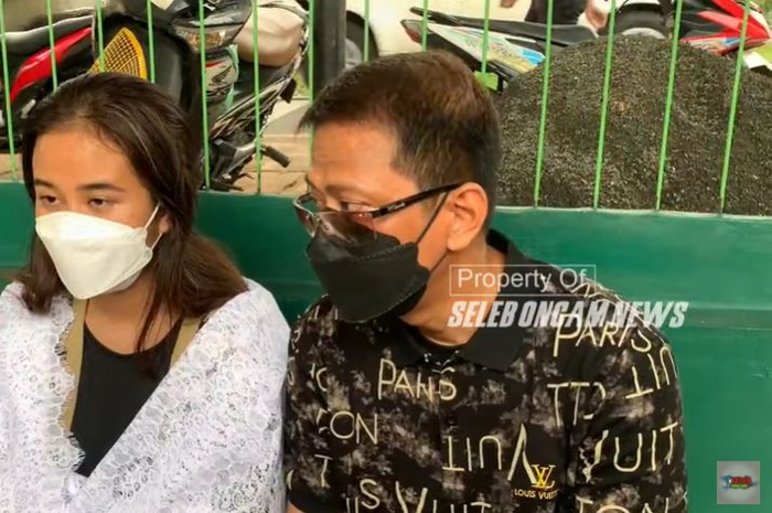 Doddy Soedrajat saat diwawancari awak media usai ziarah ke makam Vanessa Angel.