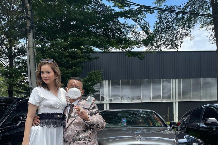 Pengacara Razman Arif Nasution resmi melaporkan pengacara kondang Hotman Paris Hutapea. Hotman Paris dilaporkan atas tuduhan penyebaran informasi bermuatan asusila yang diposting di akun Instagram.  Razman mengungkapkan alasan ia dan rekan-rekan seprofesi melaporkan Hotman Paris ke polisi. Menurut Razman, postingan Hotman Paris di media sosial yang mengeksploitasi perempuan sudah meresahkan.  "Yang mendorong saya itu salah satunya (terkait Richard Lee), tapi teman-teman saya tidak. Teman-teman saya murni, pure itu dasar karena tidak nyaman dengan prilaku seorang pengacara yang patut diduga melanggar etika," kata Razman di Polda Metro Jaya, Jakarta, Sabtu (2/4/2022).  Untuk diketahui, postingan Hotman Paris bersama perempuan-perempuan seksi sebetulnya sudah lama. Namun, mengapa Razman dkk baru melapor sekarang?  "Orang gerah sekarang. makin gerah dan fotonya makin menjadi jadi loh. Selama ini dia masih agak jaga jarak, belakangan sudah enggak benar," katanya.  "Coba lihat, saya enggak usah ceritalah 'Bang Hotman, abang kan ketemu saya di Holywings di situ ada keluarga saya, di situ ada berapa org cewek?' Saya di situ ada istri saya, caranya itu loh. Caranya, maksud saya apakah karena ada kaitannya? Tidak. Caranya itu tidak elegan menurut saya. Kalaupun mau begitu, enggak usahlah di situ, kan dia public figure apalagi kami lawyer katanya di situ melekat setiap hari, jadi saya melihat memang orang ini enggak fair cara kerjanya," paparnya.  Laporan Razman dkk teregistrasi dengan nomor LP/1698/IV/2022/SPKT/Polda Metro Jaya, tanggal 2 April 2022. Pelapor dalam laporan tersebut adalah Bintomawi Sumurung Siregar. Dalam laporannya, pelapor melaporkan pemilik akun @hotmanparisofficial dengan tuduhan tindak pidana menyebarkan informasi dan dokumen elektronik yang bermuatan asusila sesuai Pasal 27 ayat (1) juncto Pasal 45 ayat (1) UU RI Nomor 19 Tahun 2016 tentang ITE.