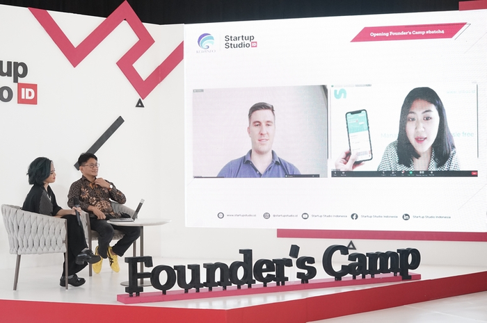 (kiri ke kanan) Moderator Zahra Damariva, Koordinator Program Startup Studio Indonesia Bapak Sonny Hendra Sudaryana, ST, M.MT, CEO dan Founder Ayoconnect, Jakob Rost, dan CEO dan Co-Founder Sribuu, Nadia Amalia