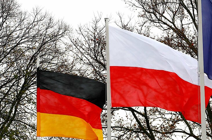 Ilustrasi bendera NATO, Jerman, dan Polandia 