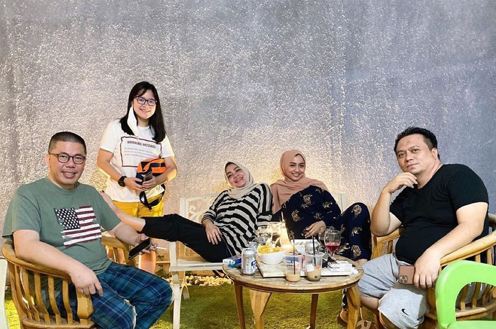 Rieta Amilia hanya mengunggah foto bareng kedua anaknya di hari ulang tahun. Suaminya sudah jarang terlihat bersama di foto.