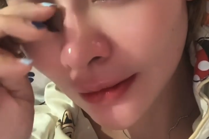 Artis seksi Vitalia Sesha mengunggah foto menangis seorang diri di atas ranjang. Dia murka dituding wanita simpanan pejabat korup. 