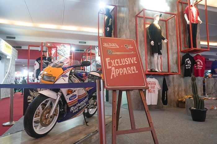 Keren, apparel Von Dutch edisi MotoGP hadir Indonesia International Motor Show (IIMS) 2022, bikin bikers auto ganteng di tongkrongan.