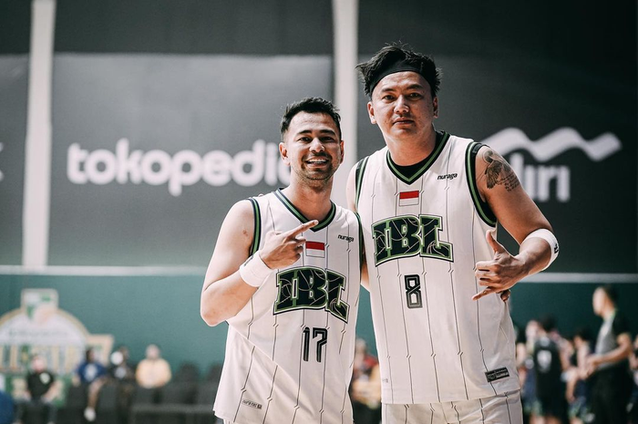 Wijin tampaknya benar-benar sudah move on dari Gisel. Dia terlihat asyik main basket bareng Raffi Ahmad. Foto ini jadi buktinya. 
