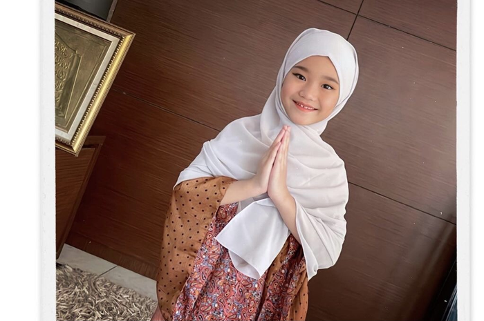 Anak Ayu Ting Ting Bilqis membuat netizen heboh. Penampilan terkininya menjadi sorotan. Netizen ungkit aib sosok ini di foto Bilqis. 