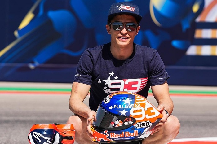 Marc Marquez saat pamer helm spesial buat MotoGP Amerika 2022.