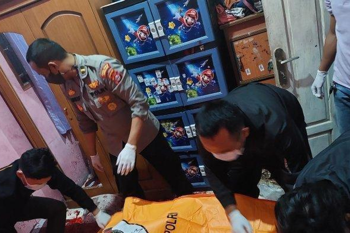 Personel Polres Serang membawa jenazah korban pembunuhan di Desa Sentul, Kecamatan Kragilan, Kabupaten Serang, Kamis (7/4/2022).