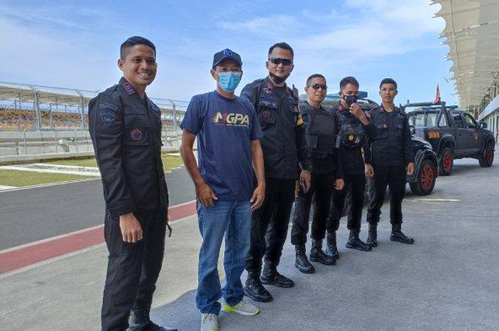 Menjadi aset negara, sirkuit Mandalika, Lombok saat ini dijaga ketat Brimob Polda NTB selama 24 jam penuh.