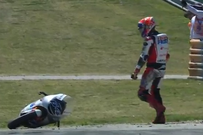 Mario Aji crash di Q1 Moto3 Amerika 2022