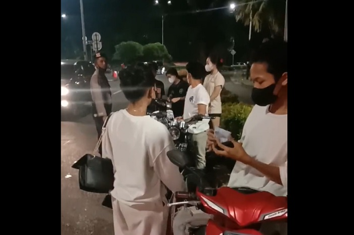 Video polisi menilang pemotor yang melakukan aksi Sahur On The Road (SOTR) di Bundaran Senayan, Jakarta Pusat.