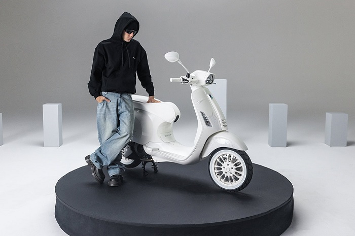 Motor baru Justin Bieber X Vespa resmi meluncur, desain keren didominasi warna putih, harga bikin penasaran.