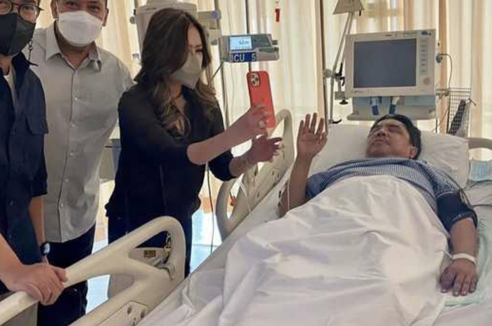 Istri Ade Armando pernah sentil Olga Syahputra saat puncak karirnya. Nina Mutmainnah kini setia menjaga suaminya di rumah sakit.