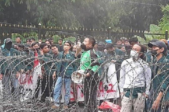 Ilustrasi mahasiswa demo harga Pertalite naik