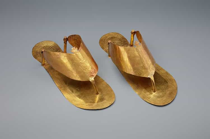 Sandal emas yang ditemukan di makam Firaun Tutankhamun.