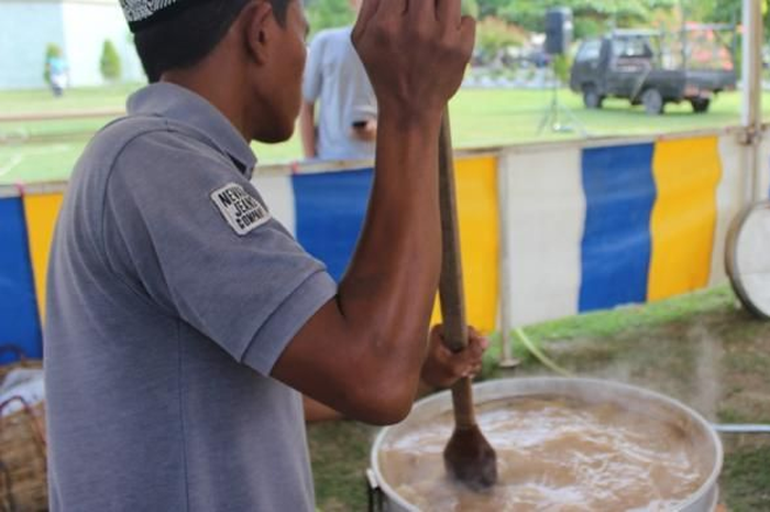 Pembuatan bubur kanji rumbi di Masjid Agung Islamic Center, Lhokseumawe, Aceh, Kamis (9/6/2016)