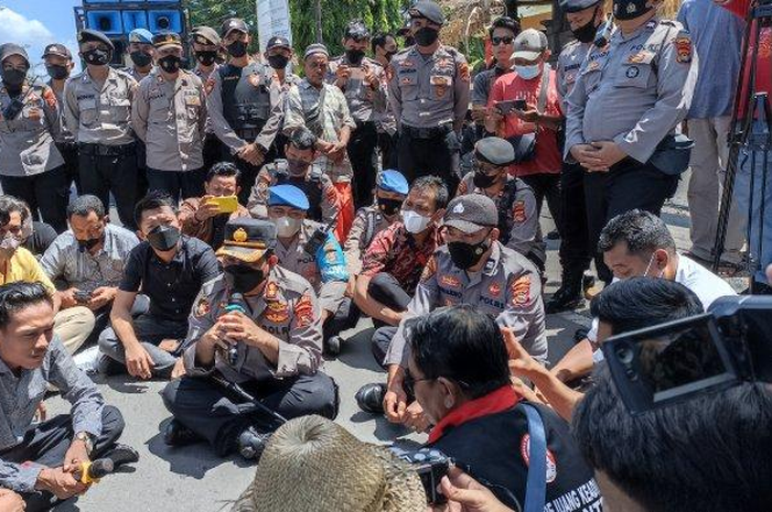 Jadi tersangka usai membunuh dua orang begal, puluhan warga dari berbagai aliansi demo di depan kantor Polres Lombok Tengah.